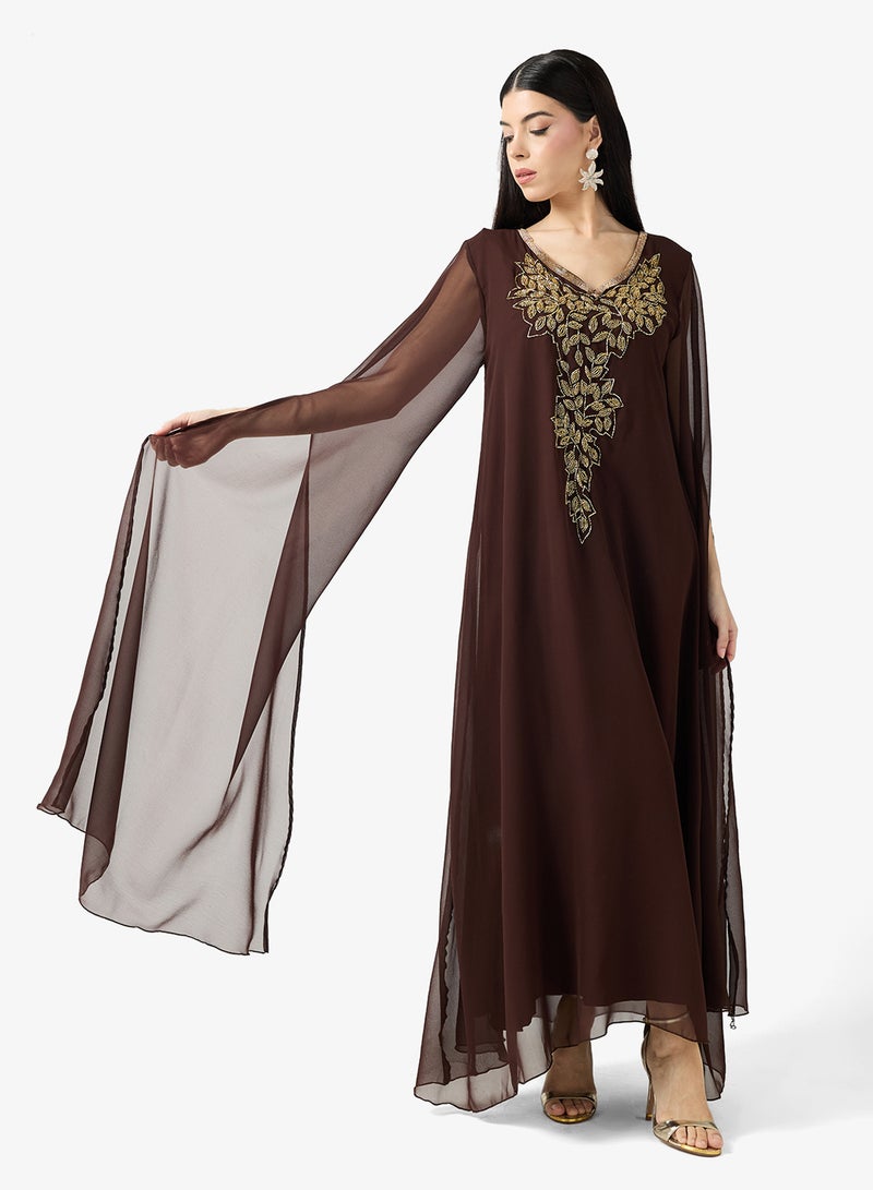 هيا كلوزيت فستان بأكمام واسعة مطرز بياقة على شكل حرف - Image 1